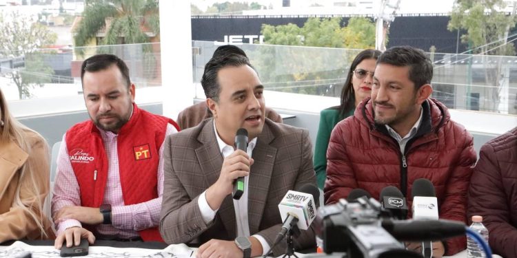 Claudia Sheinbaum sube en las encuestas, mientras oposición se hunde con sus perfiles: JP Celis