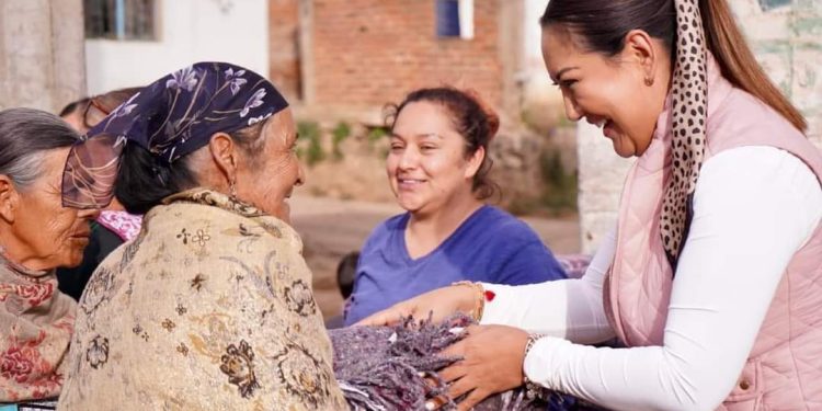 Zacapenses reconocen en labor de Mónica Valdez la fuerza para la transformación