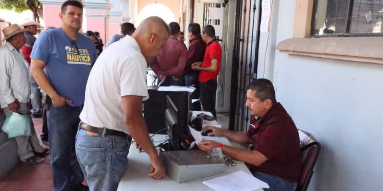 Ciudadanos pagan puntual predial y participan en el sorteo.