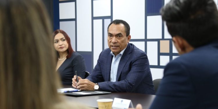 Capacitación permanente  para la profesionalización de la triada investigadora, en beneficio de la sociedad: ALS