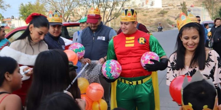 Víctor Zurita lleva a Villas del Oriente la Caravana de Los Reyes Magos