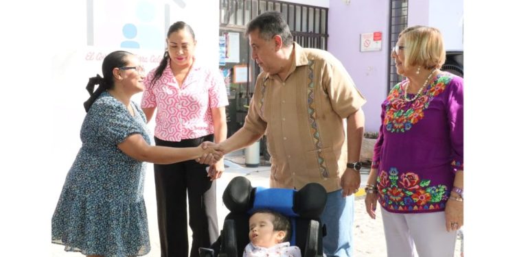 DIF Apatzingán entrega 13 sillas de ruedas y aparatos funcionales