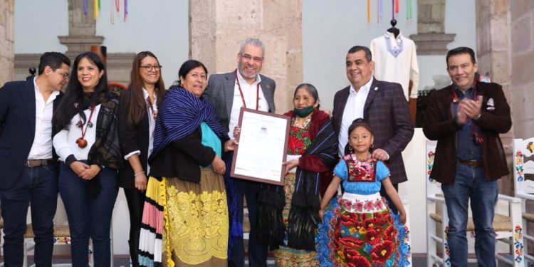Encabeza Bedolla entrega de 6 marcas Certificación Artesanal