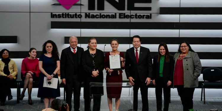 Hoy extendemos nuestra mano y convocamos a todas y todos los mexicanos a emprender este camino juntos y juntas: Claudia Sheinbaum se registra ante el INE como candidata a la Presidencia de México