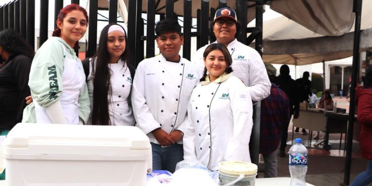 Estudiantes de la UTM reparten comida en hospitales de Morelia