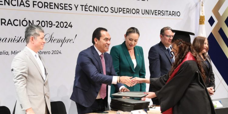 Preside Fiscal General ceremonia de graduación de la quinta generación de la licenciatura en Seguridad Pública y Ciencias Forenses de la UMSNH