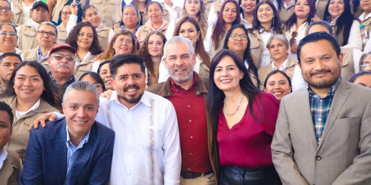 Mujeres, al frente del manejo de recursos de La Escuela es Nuestra: SEE