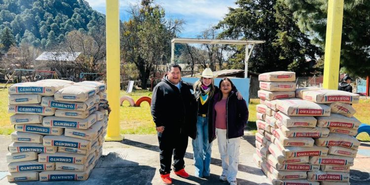 Samanta Flores sigue cumpliendo, y bien. Llega con toneladas de material para la niñez de Santa Juana.