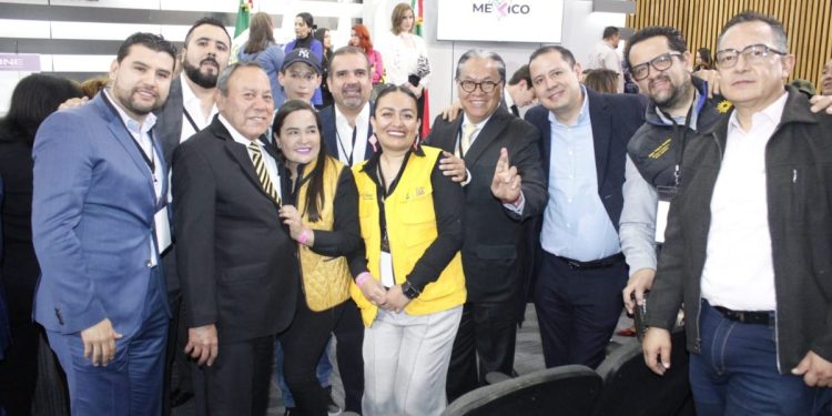 Asiste Octavio Ocampo al registro de Xóchitl Gálvez en el INE