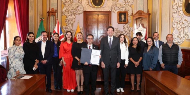 Morelia distingue a embajador de Gran Bretaña como Huésped Distinguido