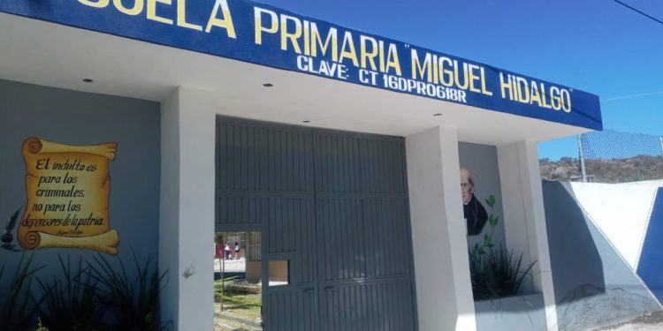 Construcción de sanitarios en escuela de Huandacareo con 50 % de avance