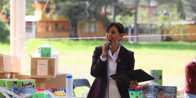 Continúa la entrega de apoyos a escuelas: SEE