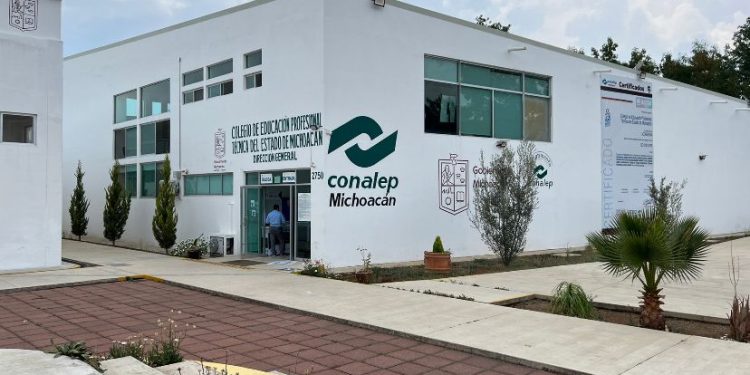 Infonavit reconoce al Conalep Michoacán por cumplir con pago de cuotas y aportaciones
