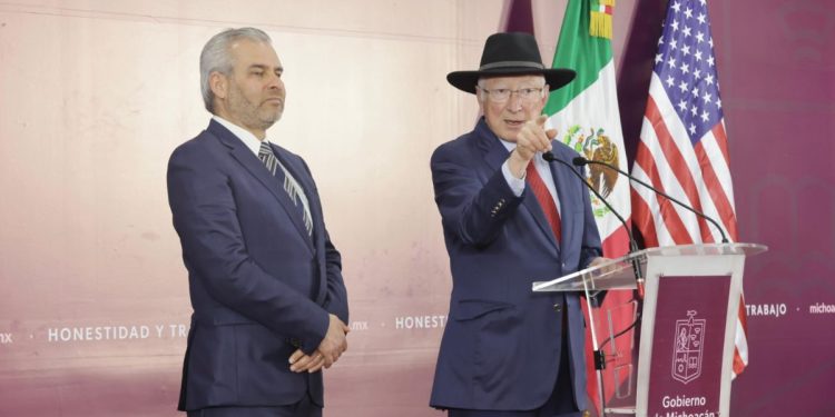 El 70% de las armas que llegan a México proviene de EU; se revisa frenar el flujo: Ken Salazar