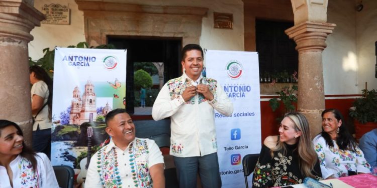 Agradecen artesanas michoacanas a Antonio García certificación de diseños en textil para exportación