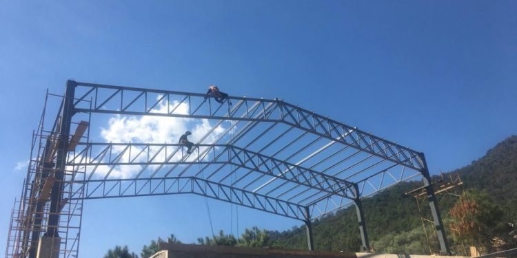 Construcción del centro de separación de residuos de Arantepacua, con avance del 60 %