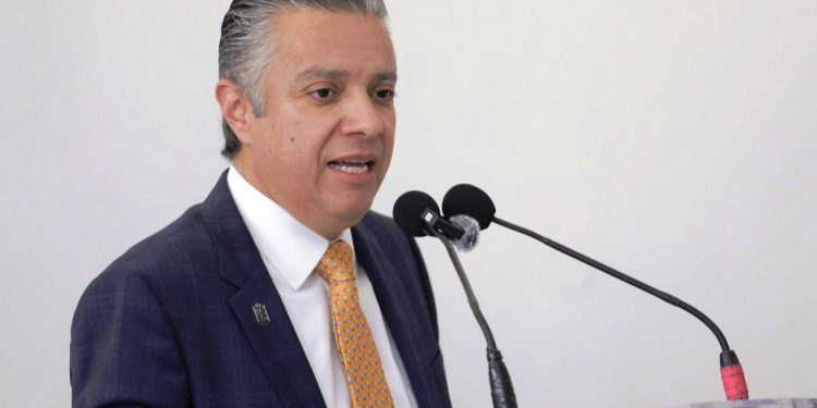 Hasta abril, paga refrendo vehicular sin multas ni recargos: Luis Navarro