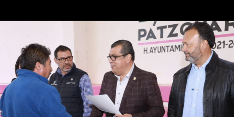 Entrega Elías Ibarra apoyos a comerciantes de Pátzcuaro por más de 1.1 mdp