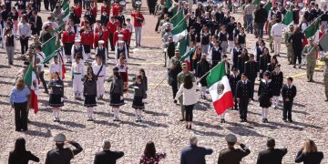 Participa Bedolla en toma de protesta de escoltas en Día de la Bandera