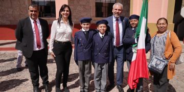 Más de 3 mil 500 estudiantes con nueva banda de guerra y bandera