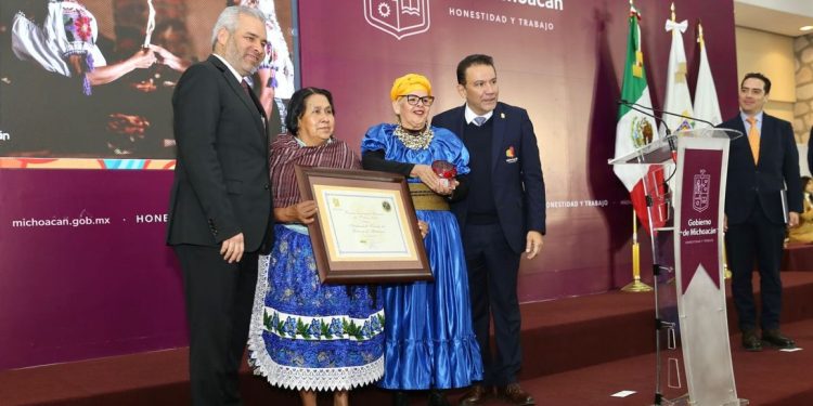 Entrega Bedolla a cocineras tradicionales premio internacional de gastronomía