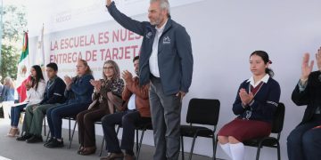 Entrega Bedolla apoyos de La Escuela es Nuestra para 16 mil estudiantes del Oriente