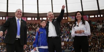 Michoacán va por buen camino con entrega de 200 mil tenis de Jalo a Estudiar: SEE