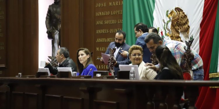 Adultos mayores y mujeres embarazadas, con preferencia en servicios de salud: 75 Legislatura