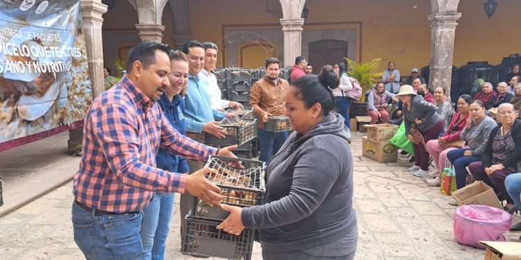 Más de mil 400 familias de 12 municipios reciben apoyo alimentario de la Sader