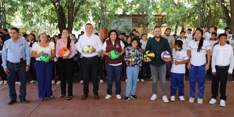 Entrega SEE más de 2 mil pares de tenis del programa Jalo a Estudiar