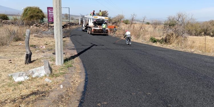 Concluye SCOP rehabilitación de tramo carretero en Zináparo