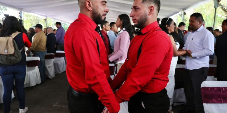 Dos mil parejas se dan el sí en Michoacán al participar en bodas colectivas