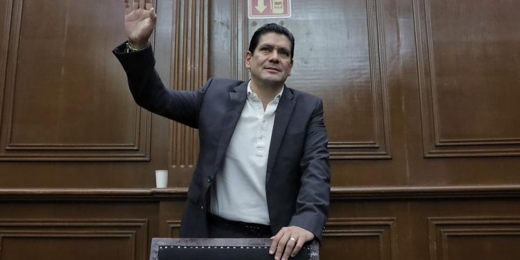 Presenta Ernesto Núñez solicitud de licencia temporal al Congreso de Michoacán