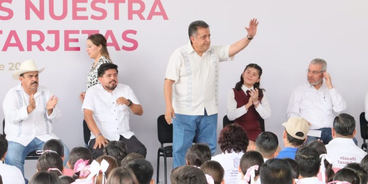 Entregan tarjetas para recibir recursos de infraestructura educativa en escuelas públicas de Apatzingán