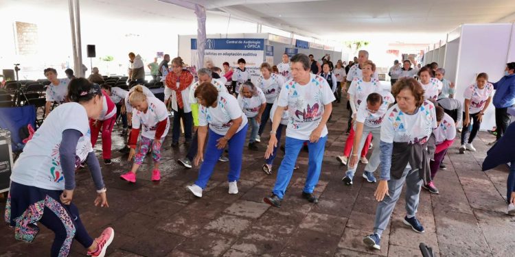 Jubilados y pensionados disfrutan actividades recreativas en feria estatal