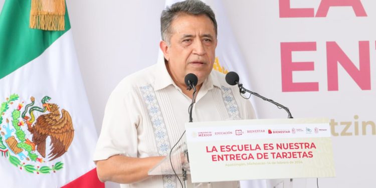 Entregan tarjetas para recibir recursos de infraestructura educativa en escuelas públicas de Apatzingán.