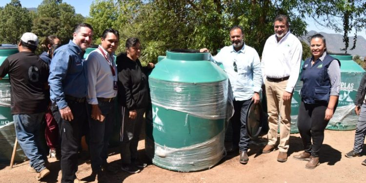 Entregan tinacos para mejoramiento de viviendas de Pátzcuaro
