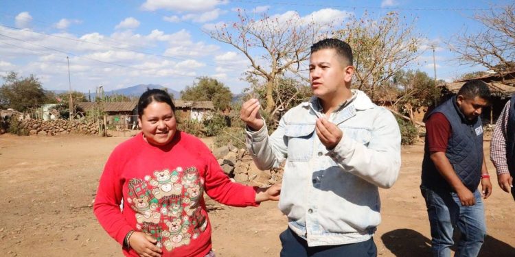 Víctor Zurita recorre Distrito 10 de Morelia y resuelve gestiones