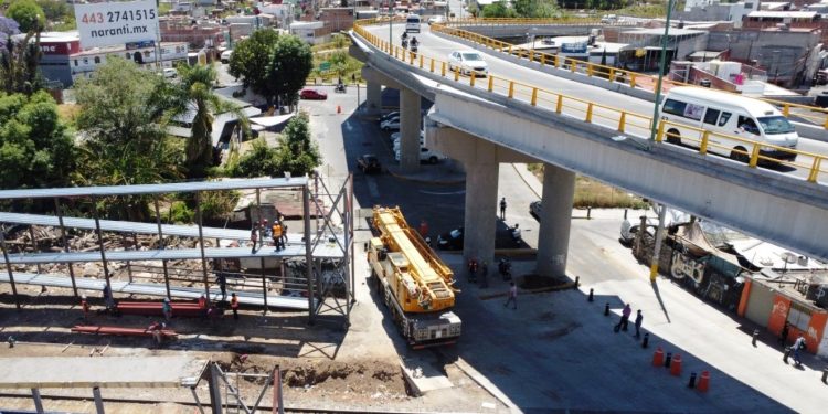 Emite Alfonso Martínez alerta vial por colocación de puente peatonal en Av. Siervo de la Nación