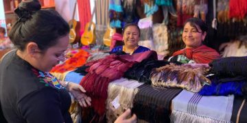 Adquiere los mejores rebozos michoacanos en el Tianguis Artesanal de Uruapan