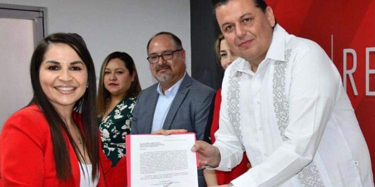Blanca Álvarez presenta carta de intención para representar al PRI rumbo a la alcaldía de Apatzingán