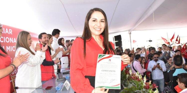 Blanca Álvarez recibe constancia como candidata del PRI a la alcaldía de Apatzingán