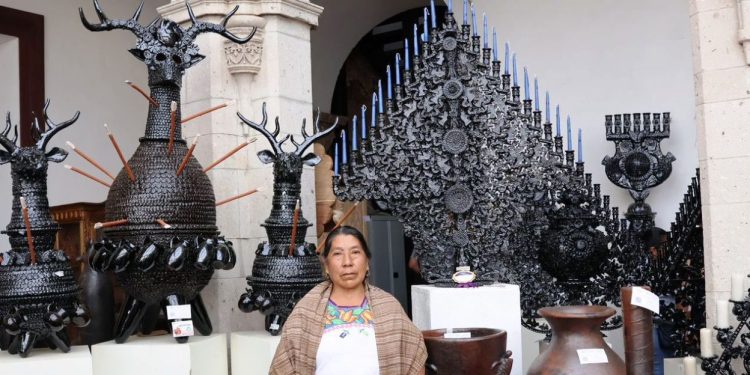 Con un candelabro de 25 velas Esperanza Ceja ganó en Concurso Artesanal de Uruapan