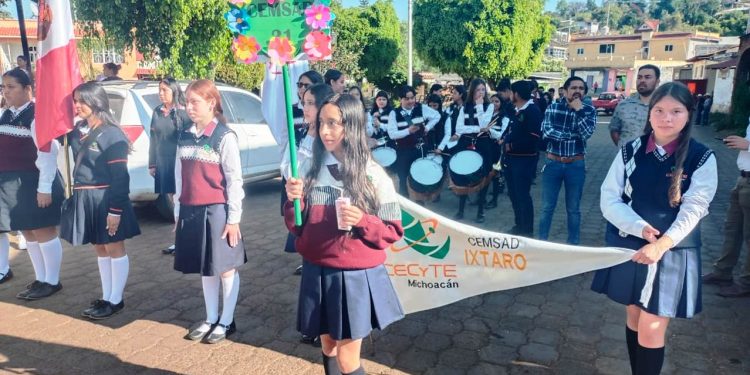 Desfilan estudiantes del Cecytem por el natalicio de Benito Juárez