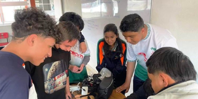 ¿Te interesa el pilotaje de drones? Plantel Capula del Cecytem ofrece este taller