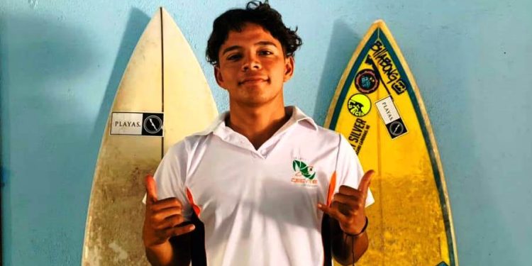 Alumno del Cecytem competirá en torneo de surf en La Ticla