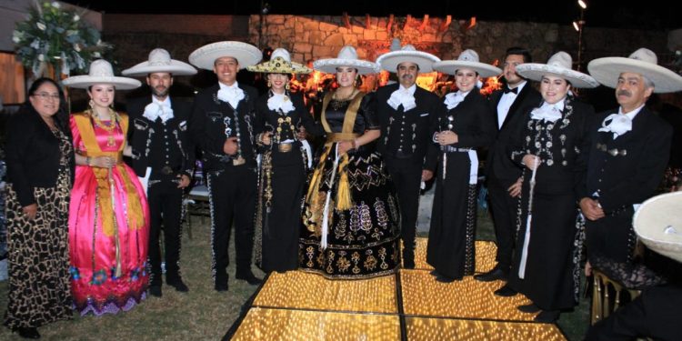Coronan a Reina de la Asociación de Charros de Tarímbaro