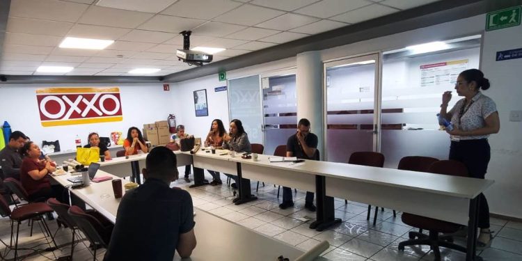 En Lázaro Cárdenas, imparte CJIM taller a personal de Grupo Oxxo para brindar apoyo a  mujeres víctimas de violencia