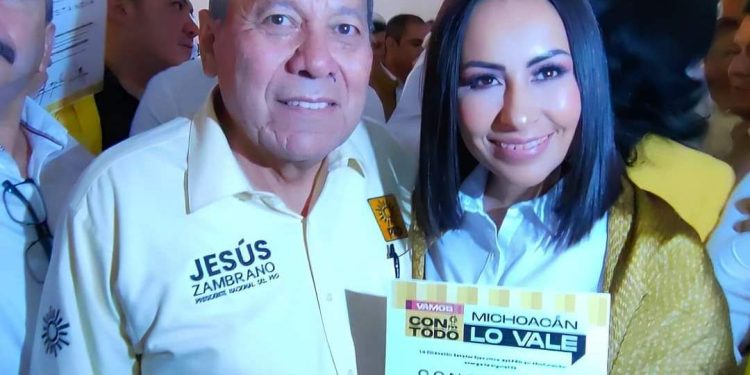 Gloria Tapia recibe constancia por PRI y PRD como precandidata a la diputación del Distrito de Zitácuaro