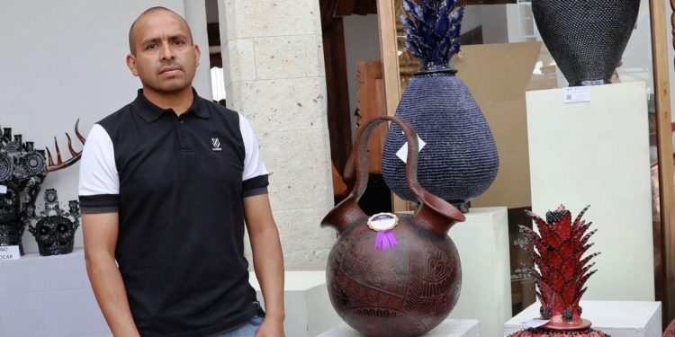 Concurso Artesanal de Uruapan da a alfarero de Zinapécuaro su primer premio